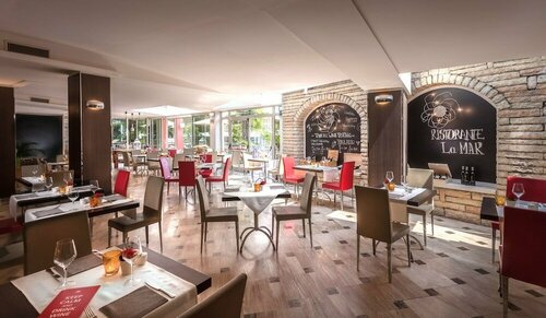 Внешний вид отеля Hotel Continental - TonelliHotels в Наго-Торболях, фото 2