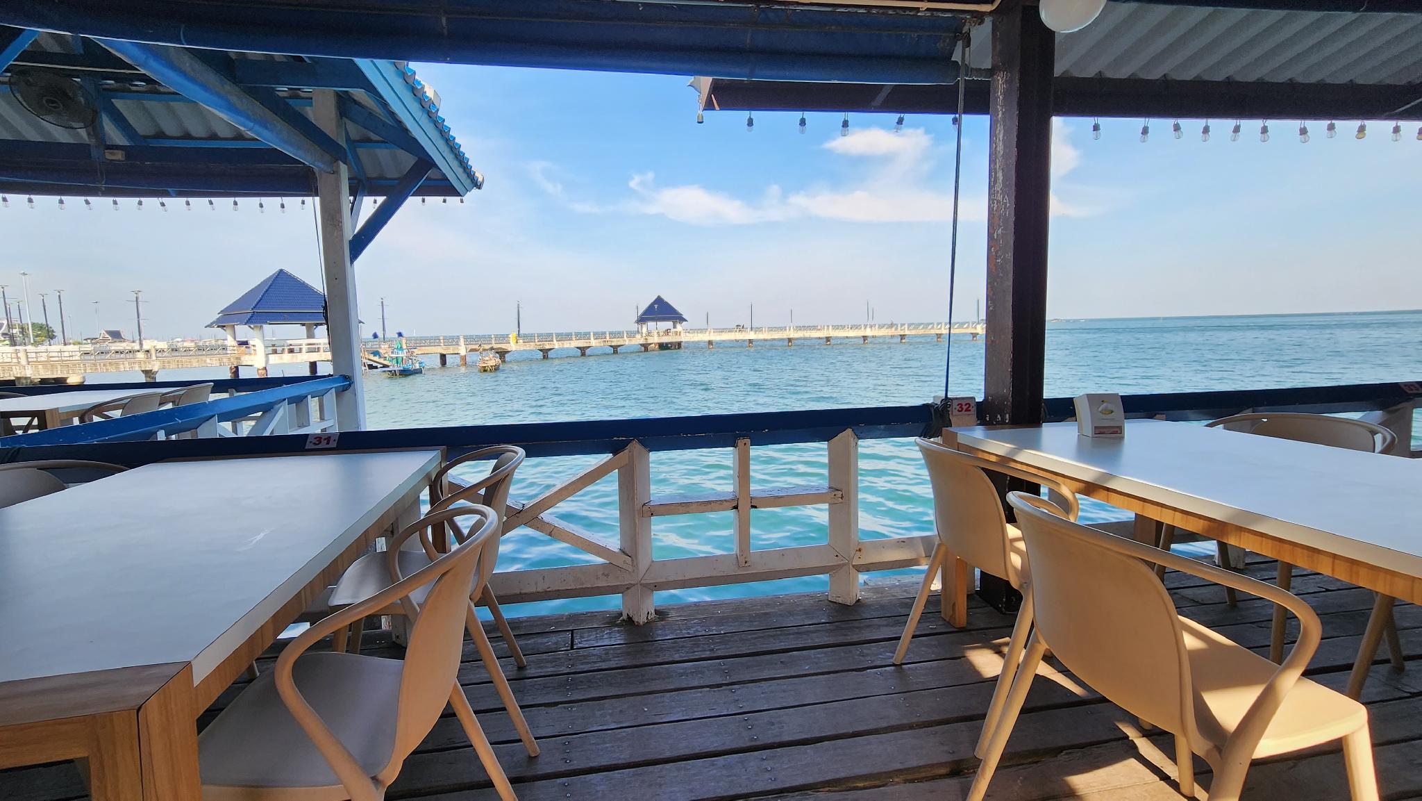 Фото Bangsaen Villa Hotel