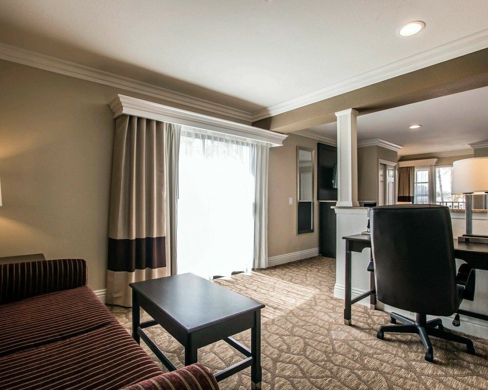 Фото Comfort Suites San Clemente Beach