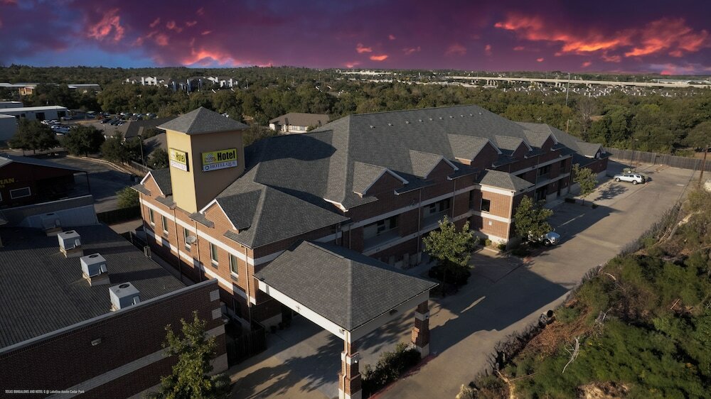 Фото The Bungalows Hotel & Event Center