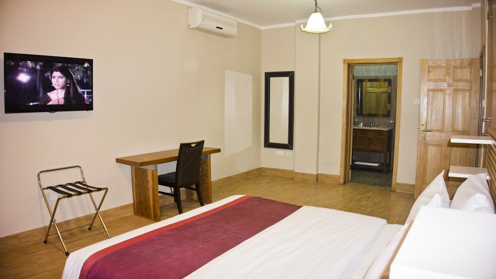 Фото Tropical Enclave Hotel