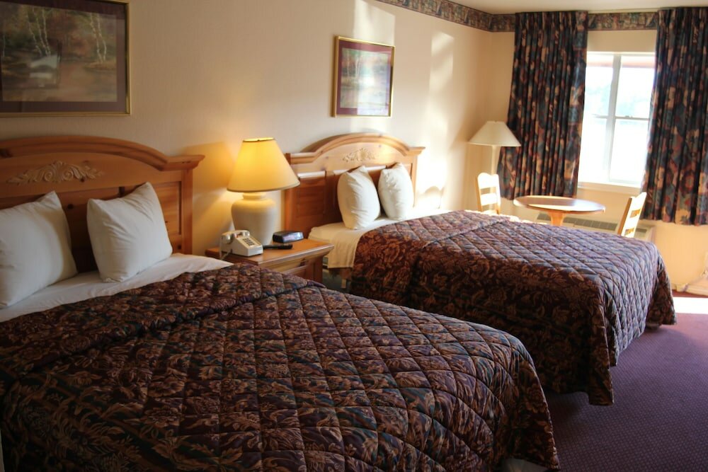 Фото Lakeside Inn & Suites