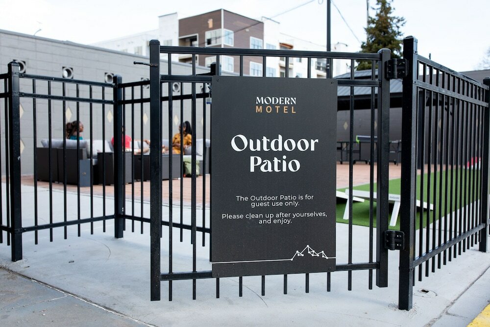 Фото Travelers Uptown Motel