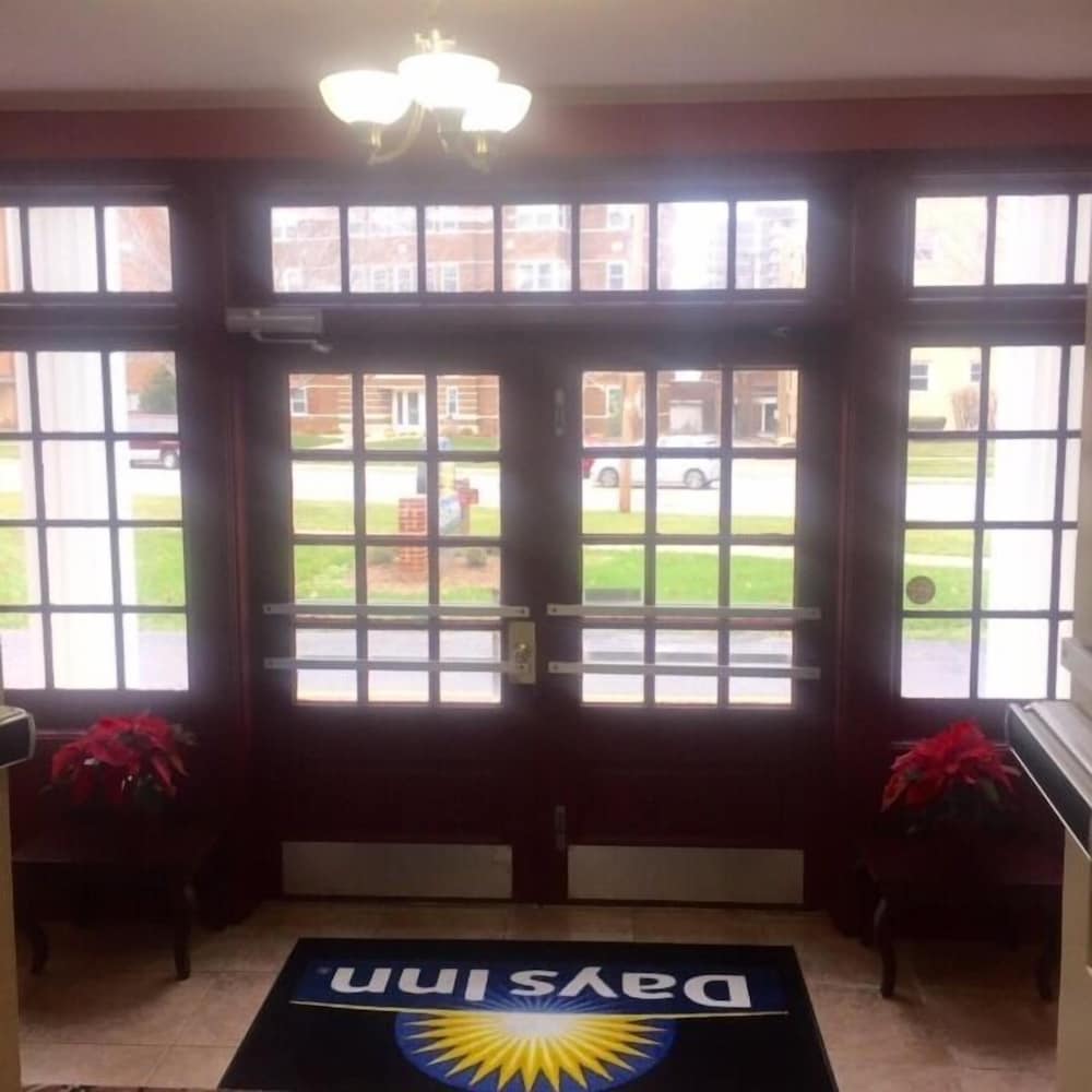 Фото Days Inn by Wyndham Cleveland Lakewood