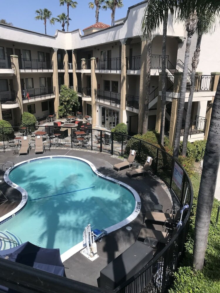 Фото Comfort Inn & Suites Orange County John Wayne Airport