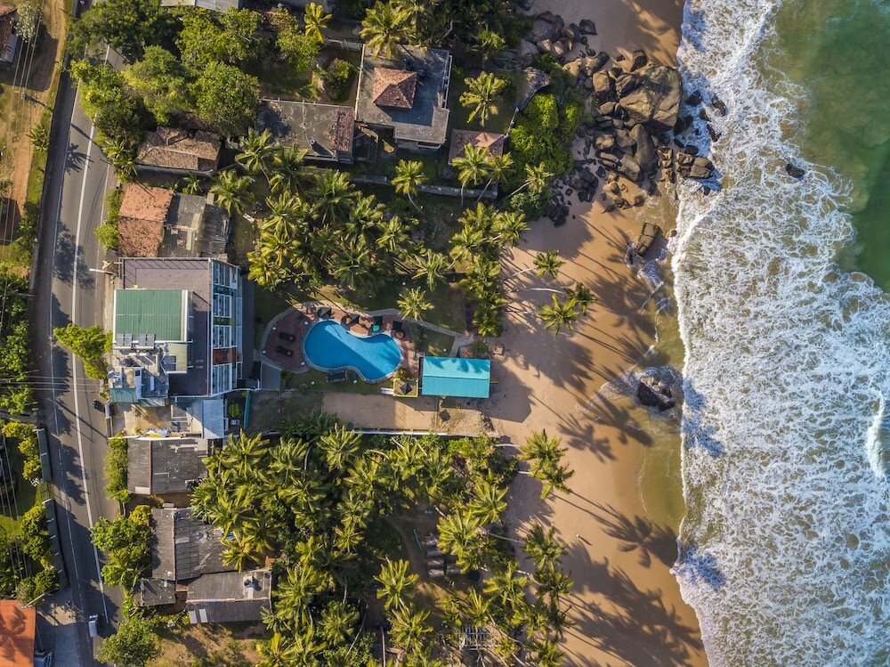 Фото J Ambalangoda