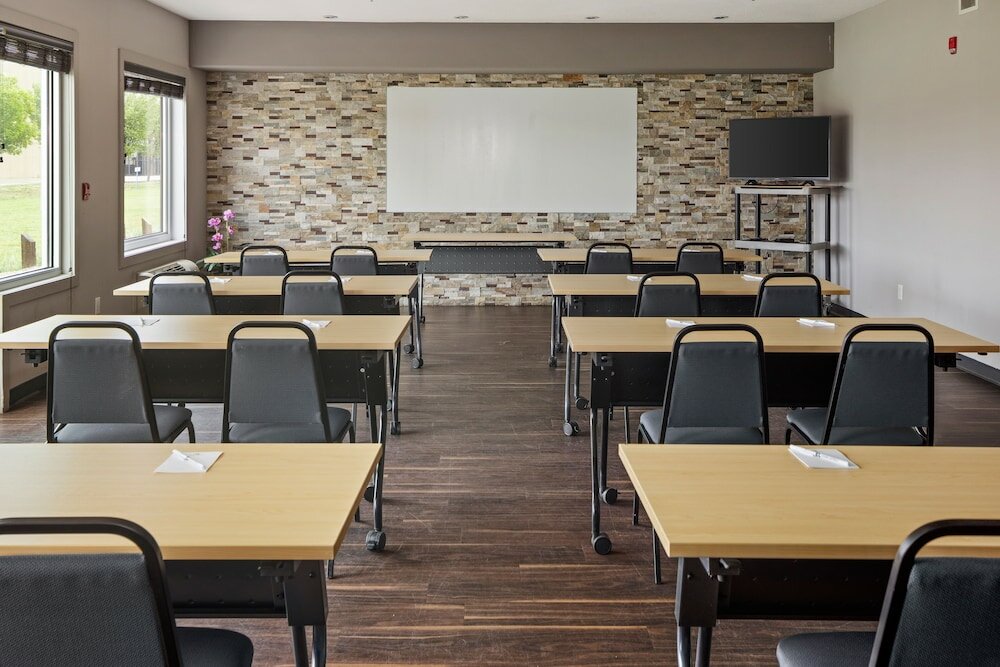 Фото Home Inn and Suites Regina Airport