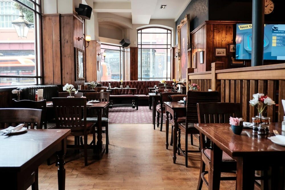 Фото The Wellington Hotel