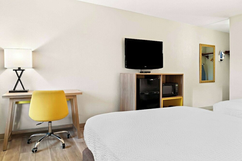 Фото Days Inn & Suites by Wyndham Warren