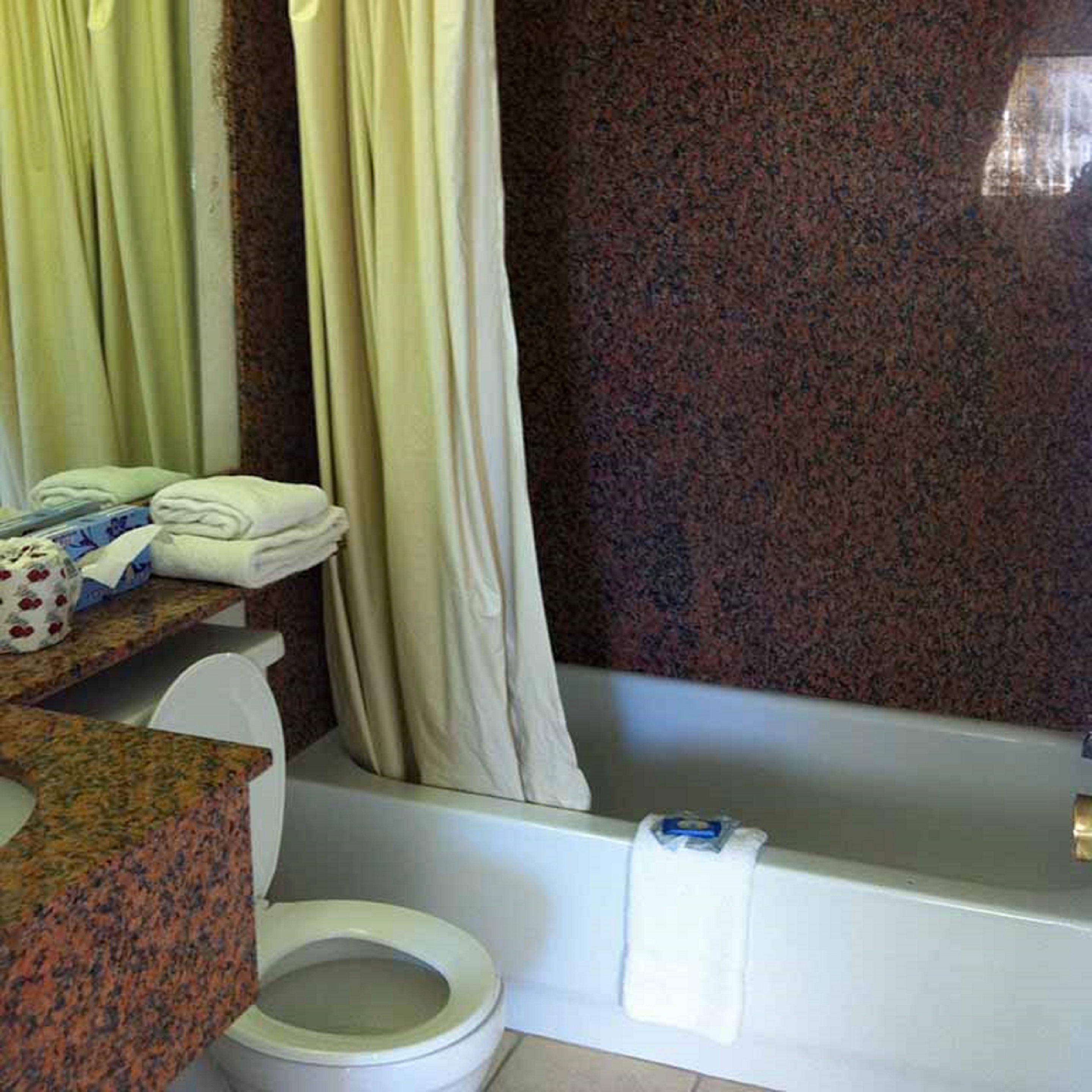 Фото Oaktree Inn and Suites