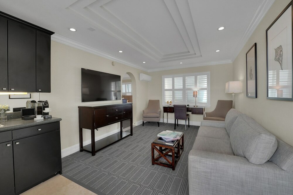 Фото The Pillars Hotel & Club