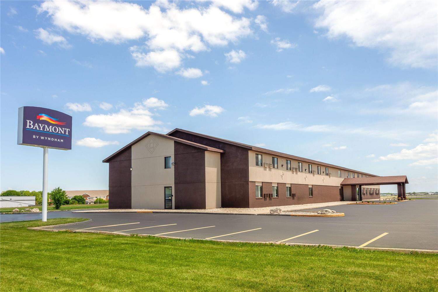 Фото Super 8 by Wyndham Oshkosh Airport