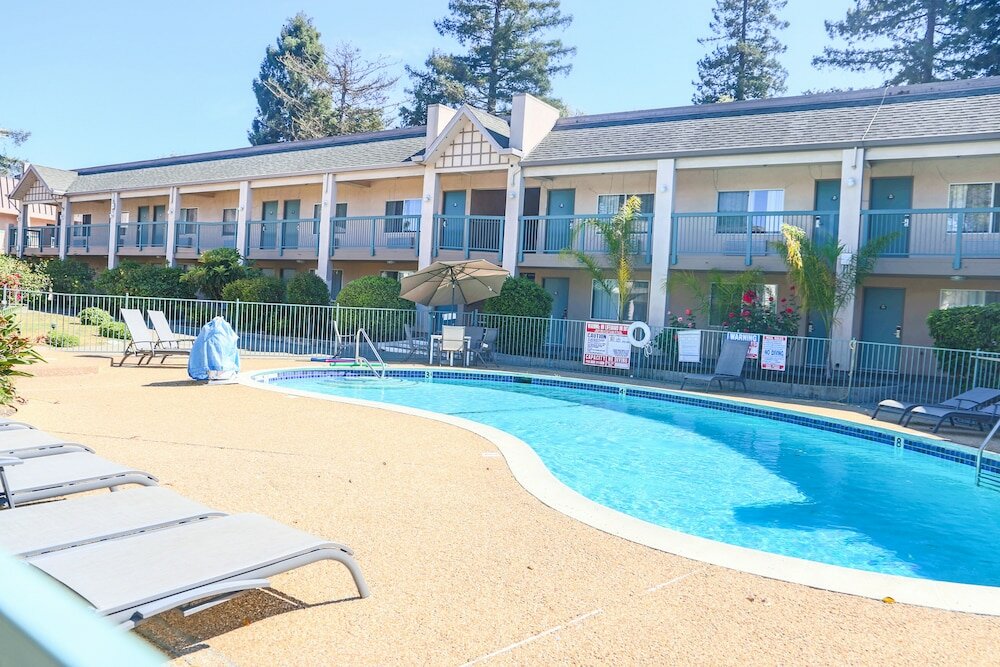 Фото Days Inn by Wyndham Redwood City