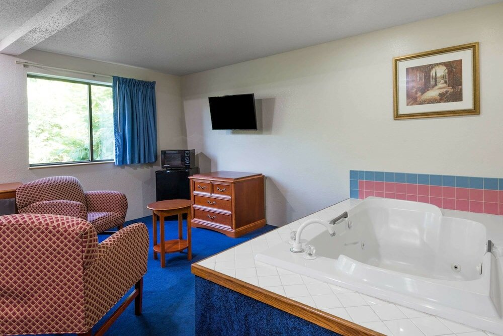 Фото Super 8 by Wyndham Delmont