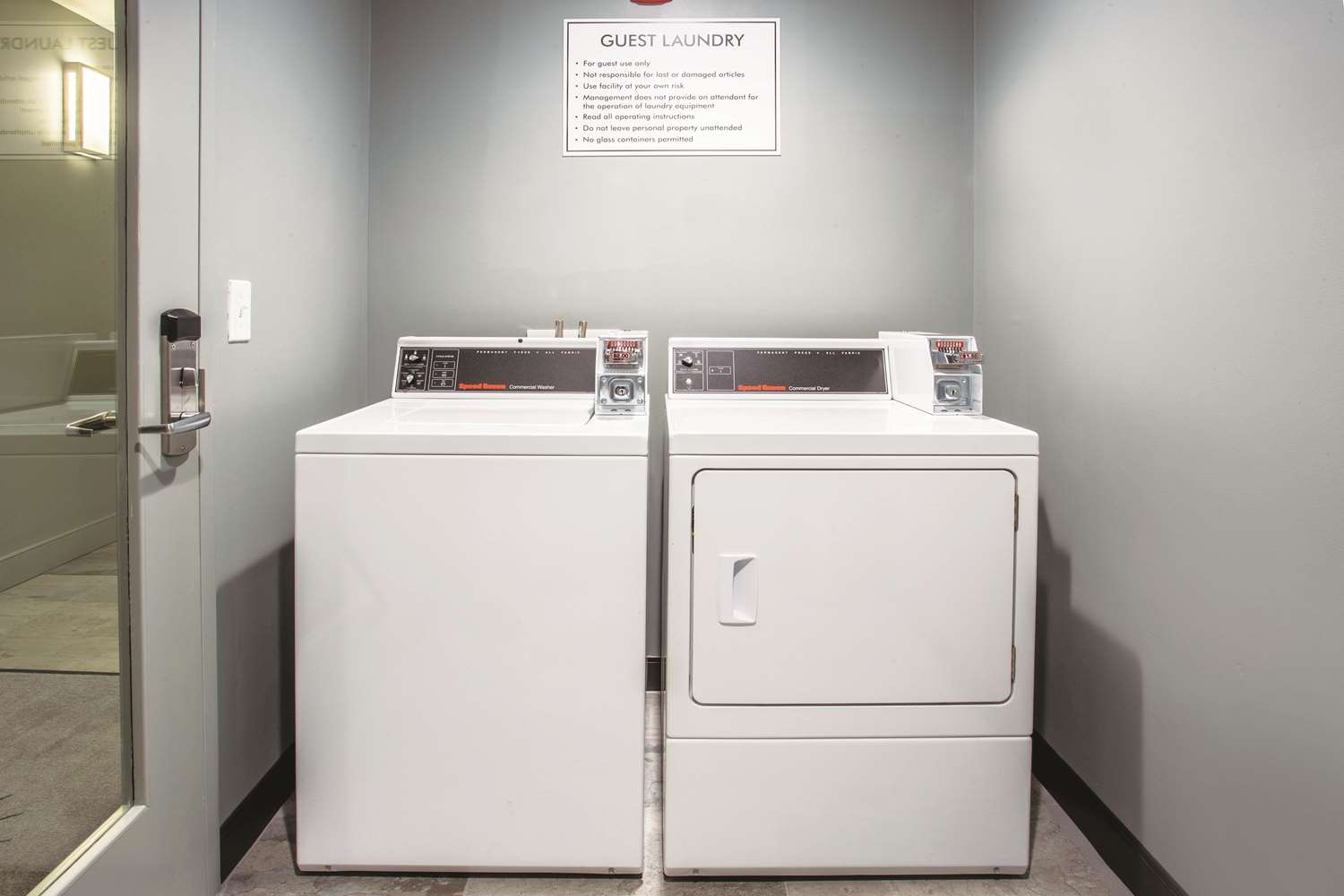 Фото La Quinta Inn & Suites by Wyndham Baltimore Downtown