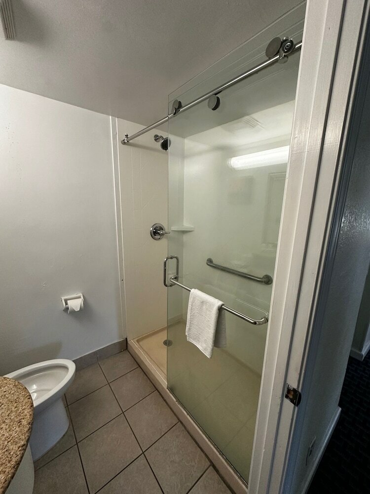 Фото Ramada by Wyndham Virginia Beach