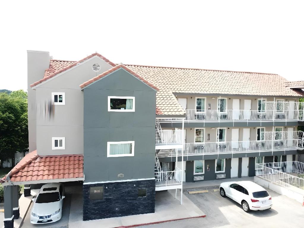 Фото Village Motor Inn