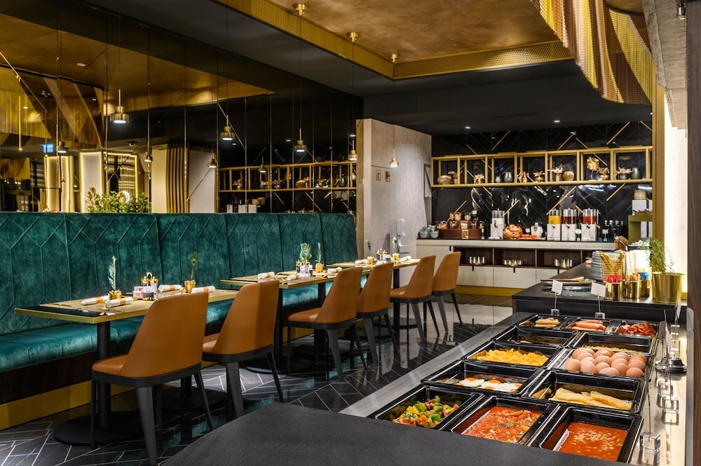 Фото Emerald Hotel & Suites 