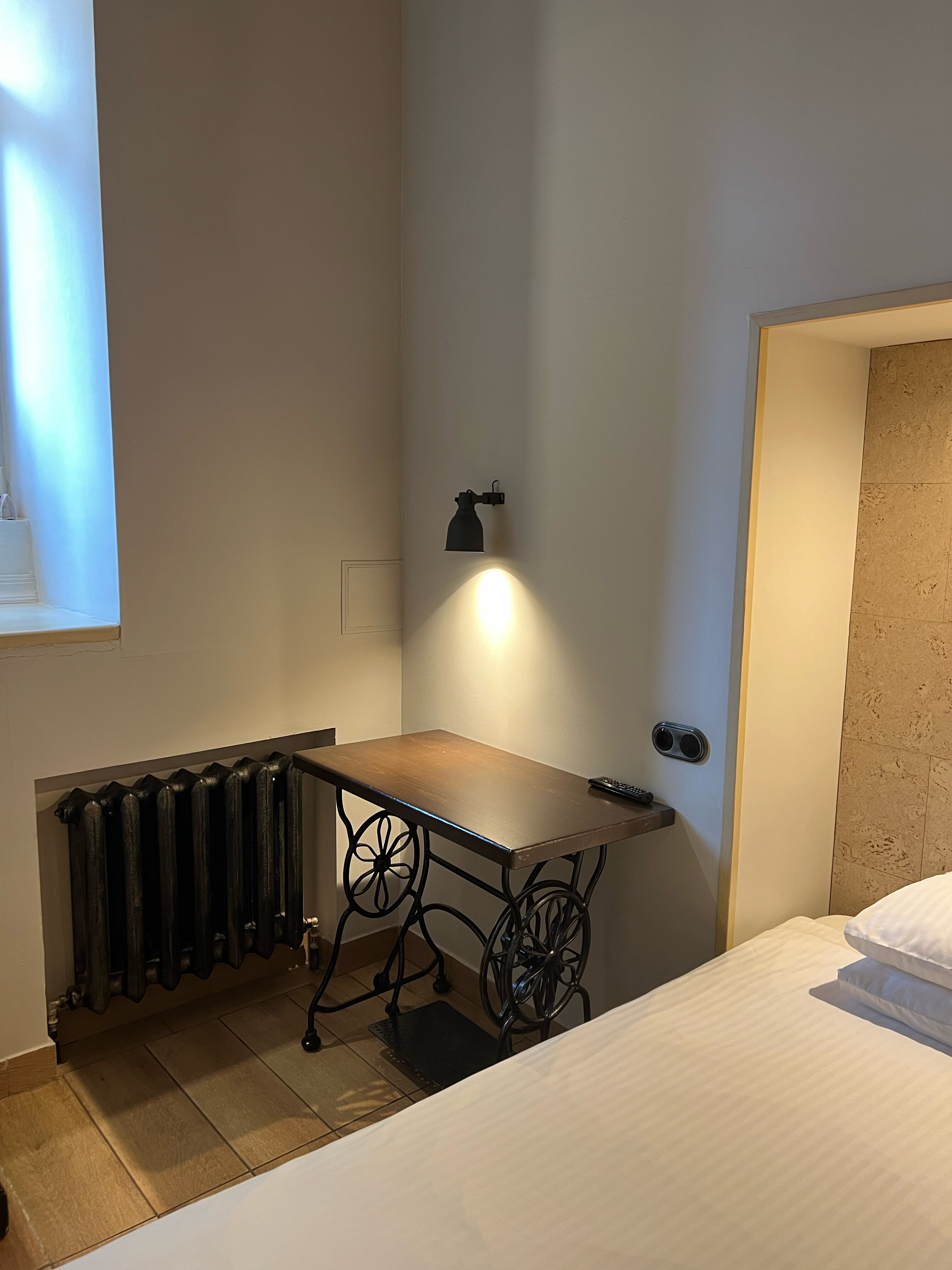 Фото Brick Walls Hotel