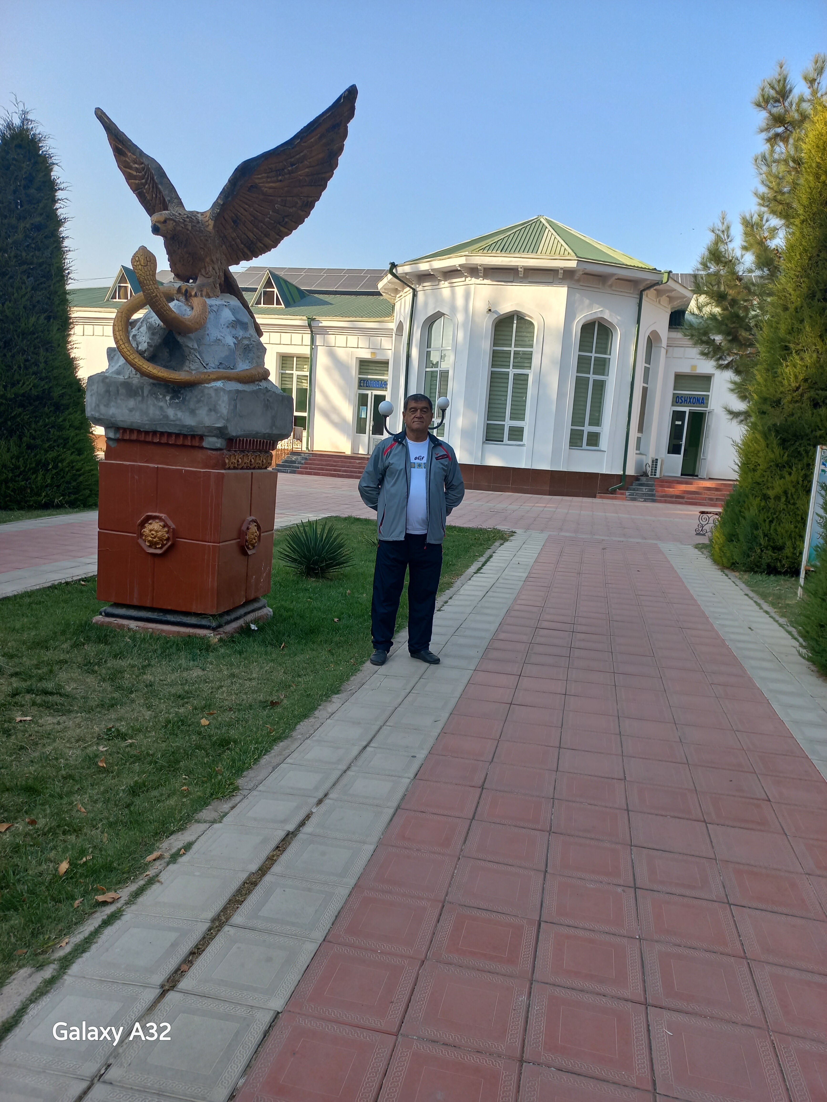 Erkak onasiga kunnilingus qiladi