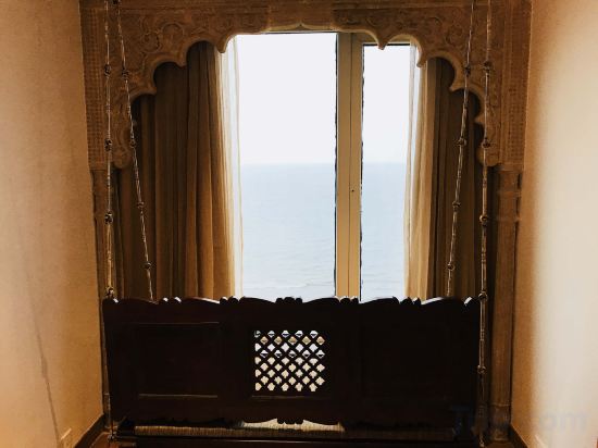 Фото Novotel Mumbai Juhu Beach Hotel