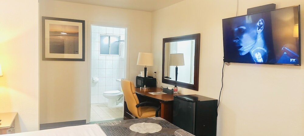 Фото Oceanside Inn & Suites, a Days Inn by Wyndham