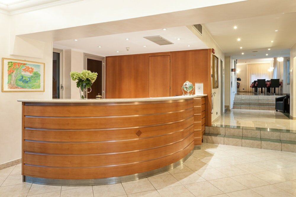 Фото Augustus Hotel