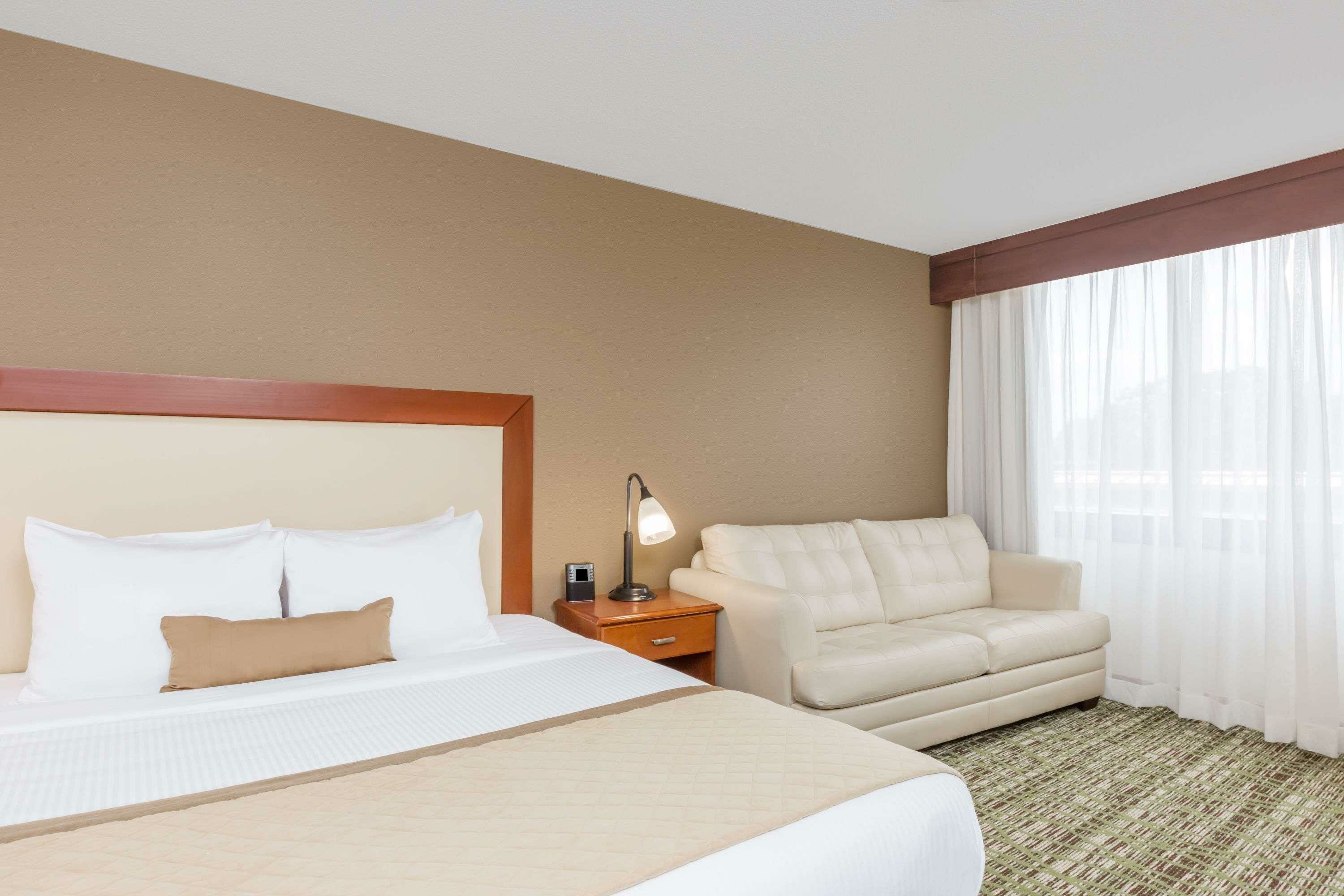 Фото Clarion Hotel & Suites