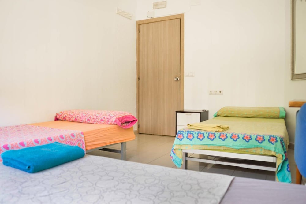 Фото Go Bcn Hostal Ideal Badal - Hostel