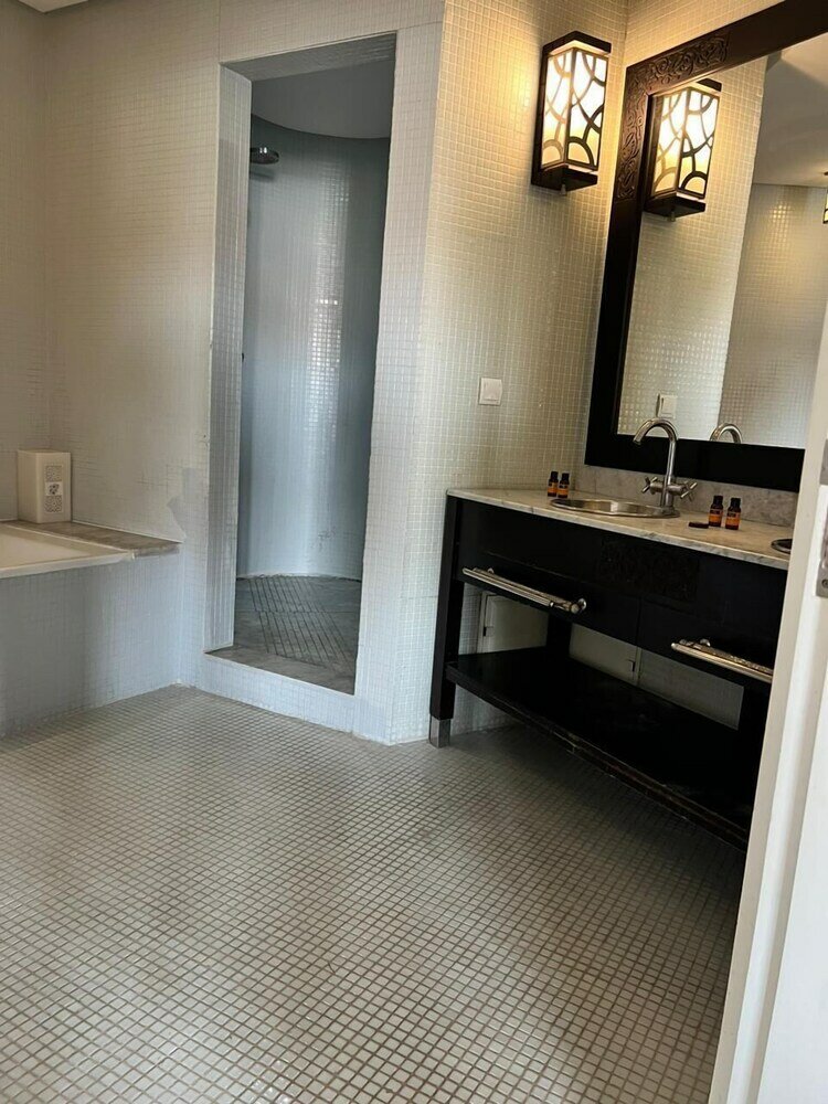 Фото La Renaissance Hotel