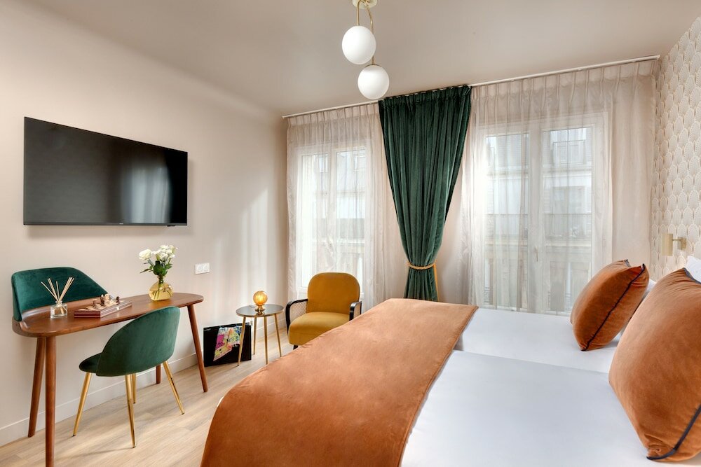 Фото Artemisia Montmartre