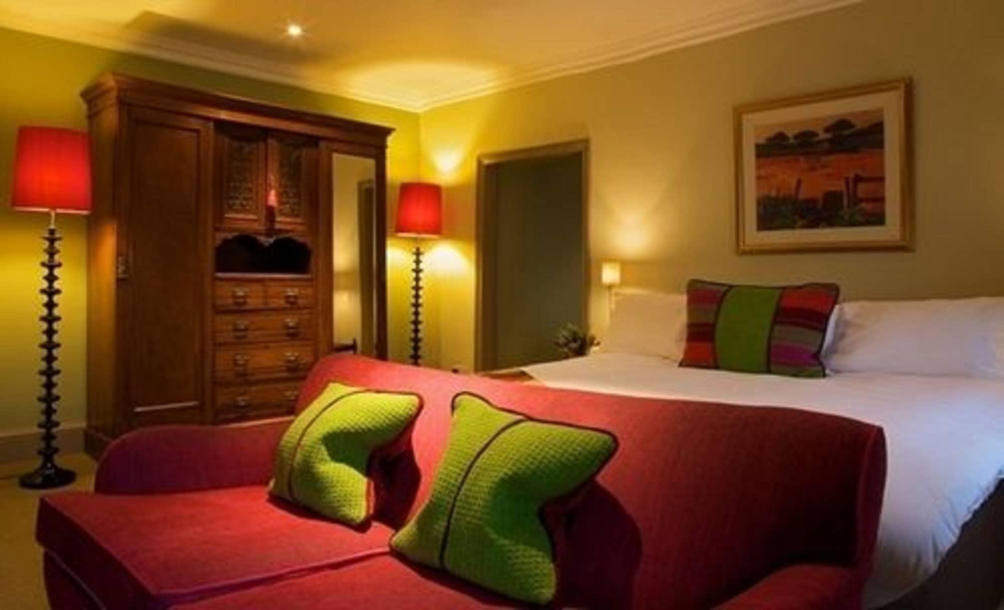 Фото The Feathers Hotel