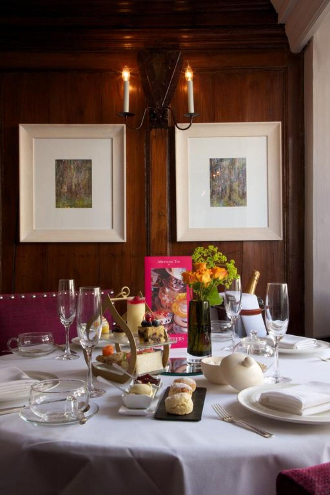 Фото The Feathers Hotel