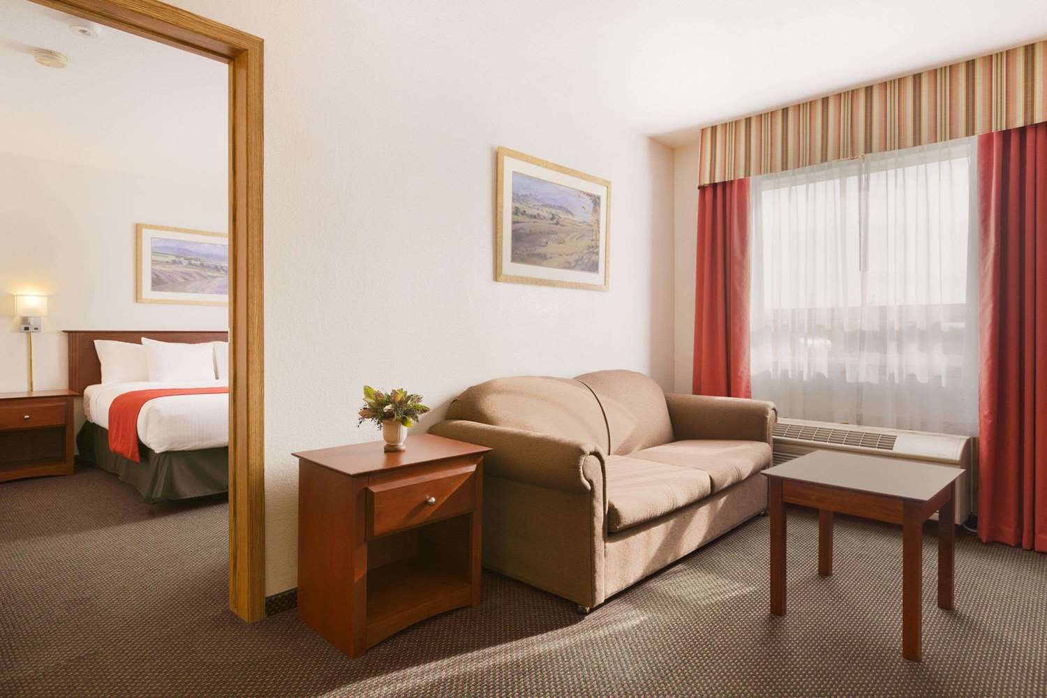 Фото Super 8 by Wyndham Drayton Valley