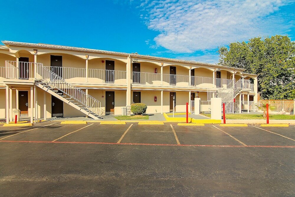 Фото Days Inn by Wyndham Market Center Dallas Love Field