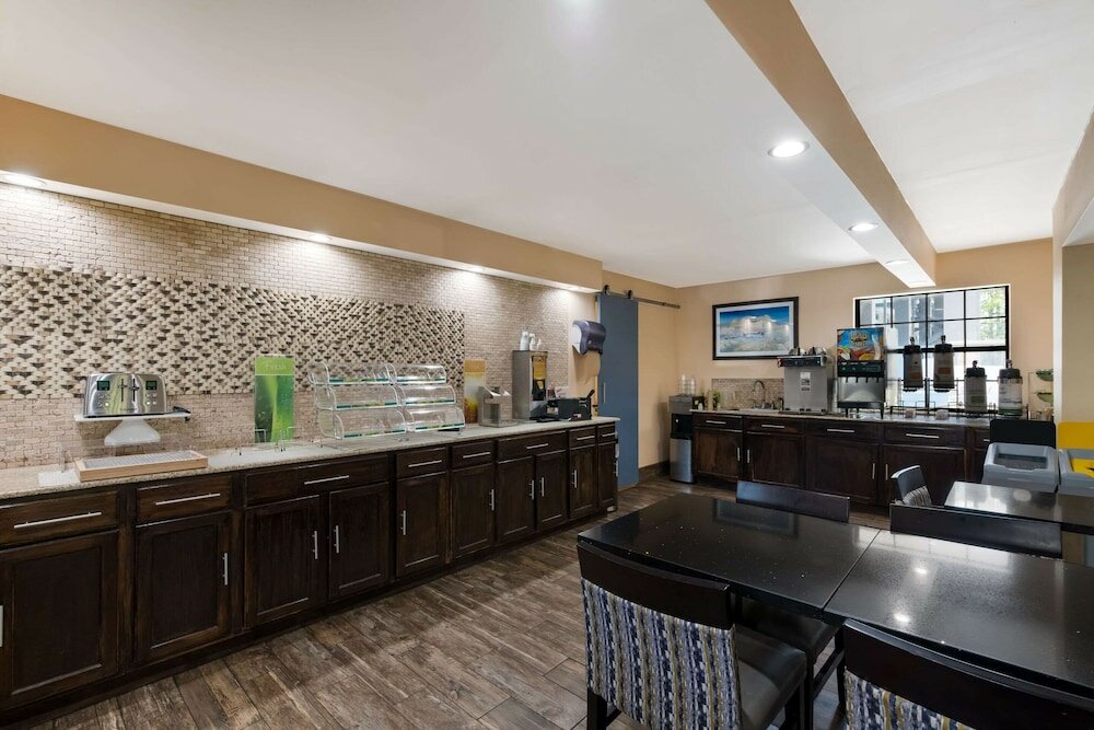 Фото Quality Inn & Suites Airport