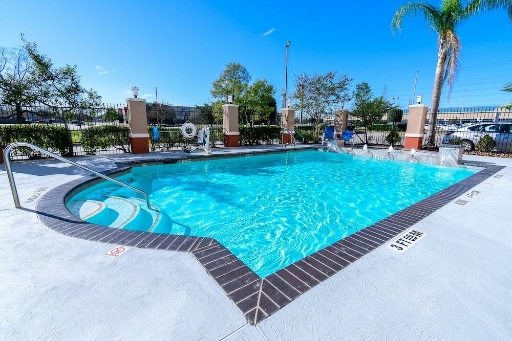 Фото Holiday Inn Express Hotels & Suites East Houston, an Ihg Hotel