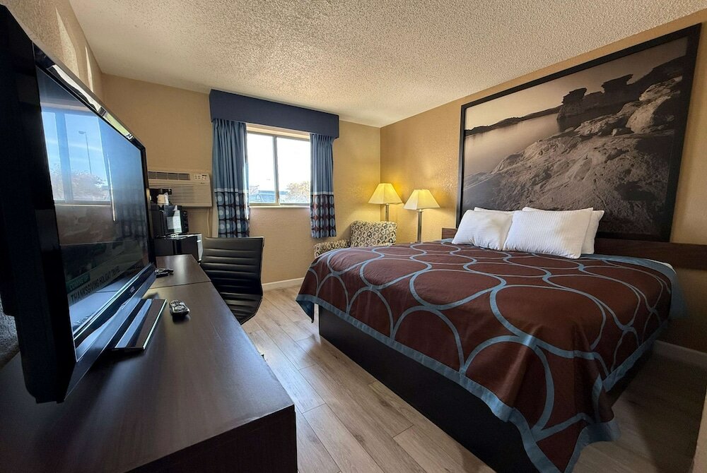 Фото Super 8 by Wyndham Hutchinson