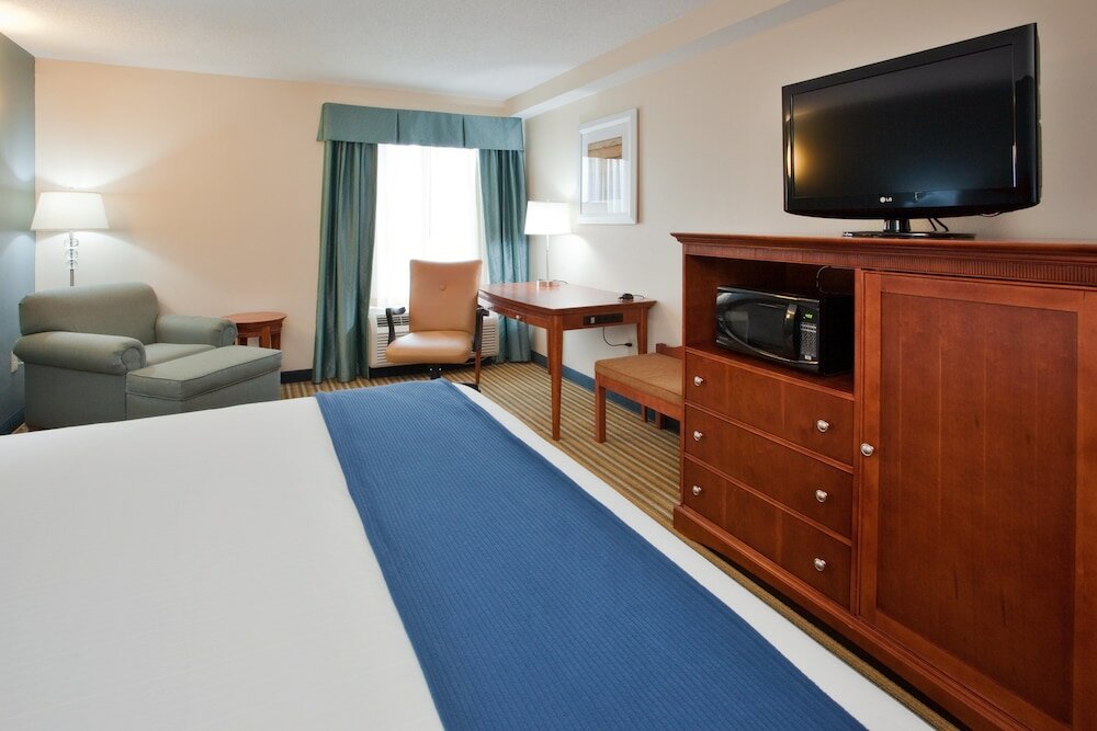 Фото Holiday Inn Express Hotel & Suites Fredericksburg, an Ihg Hotel