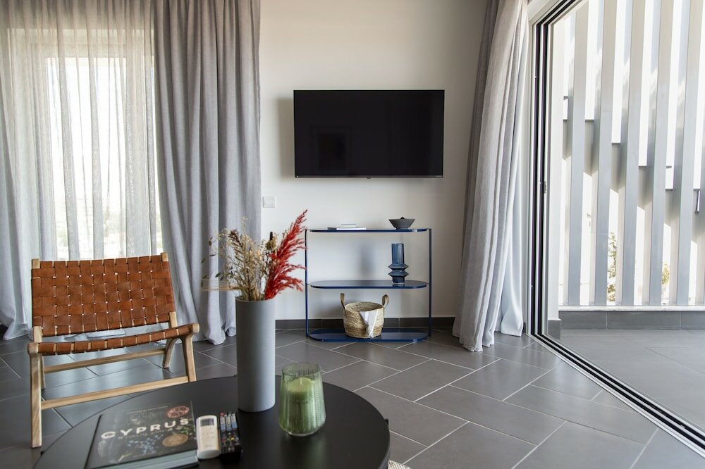 Фото LIV Urban Suites Larnaca