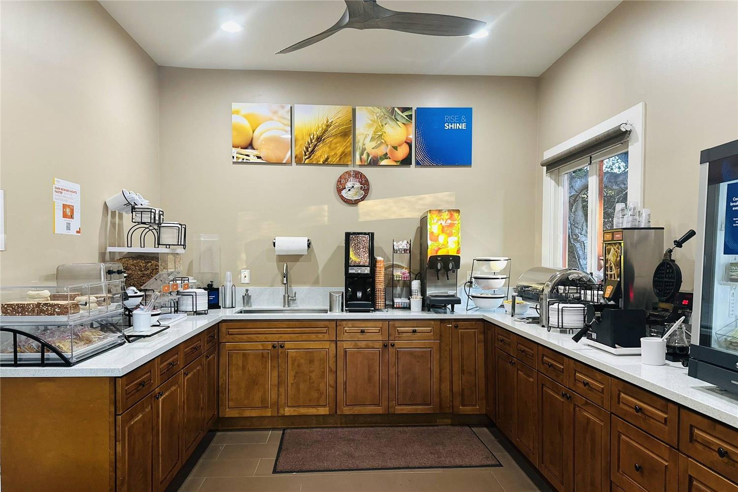 Фото Comfort Inn Monterey Peninsula Airport