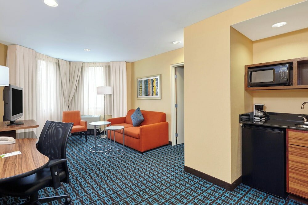Фото Fairfield Inn & Suites by Marriott Lombard
