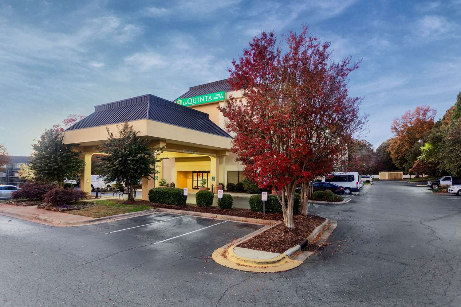 Фото La Quinta Inn & Suites by Wyndham Charlotte Airport North