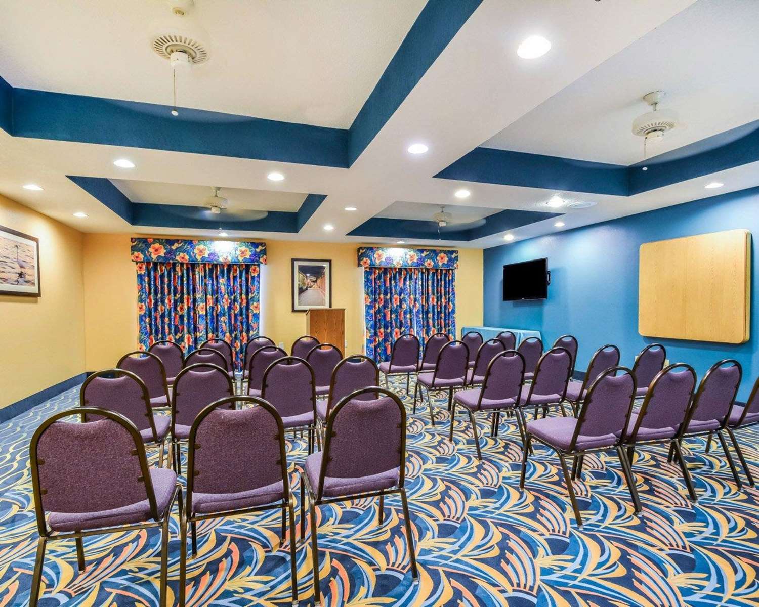 Фото Comfort Suites Tampa - Brandon