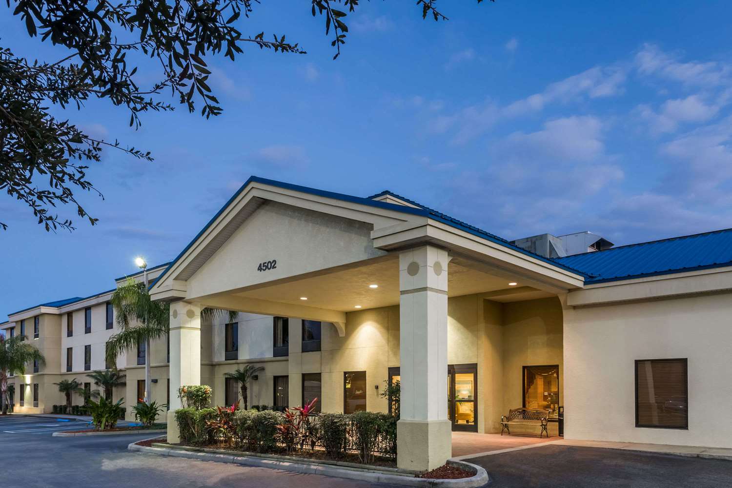 Фото Days Inn & Suites by Wyndham Lakeland