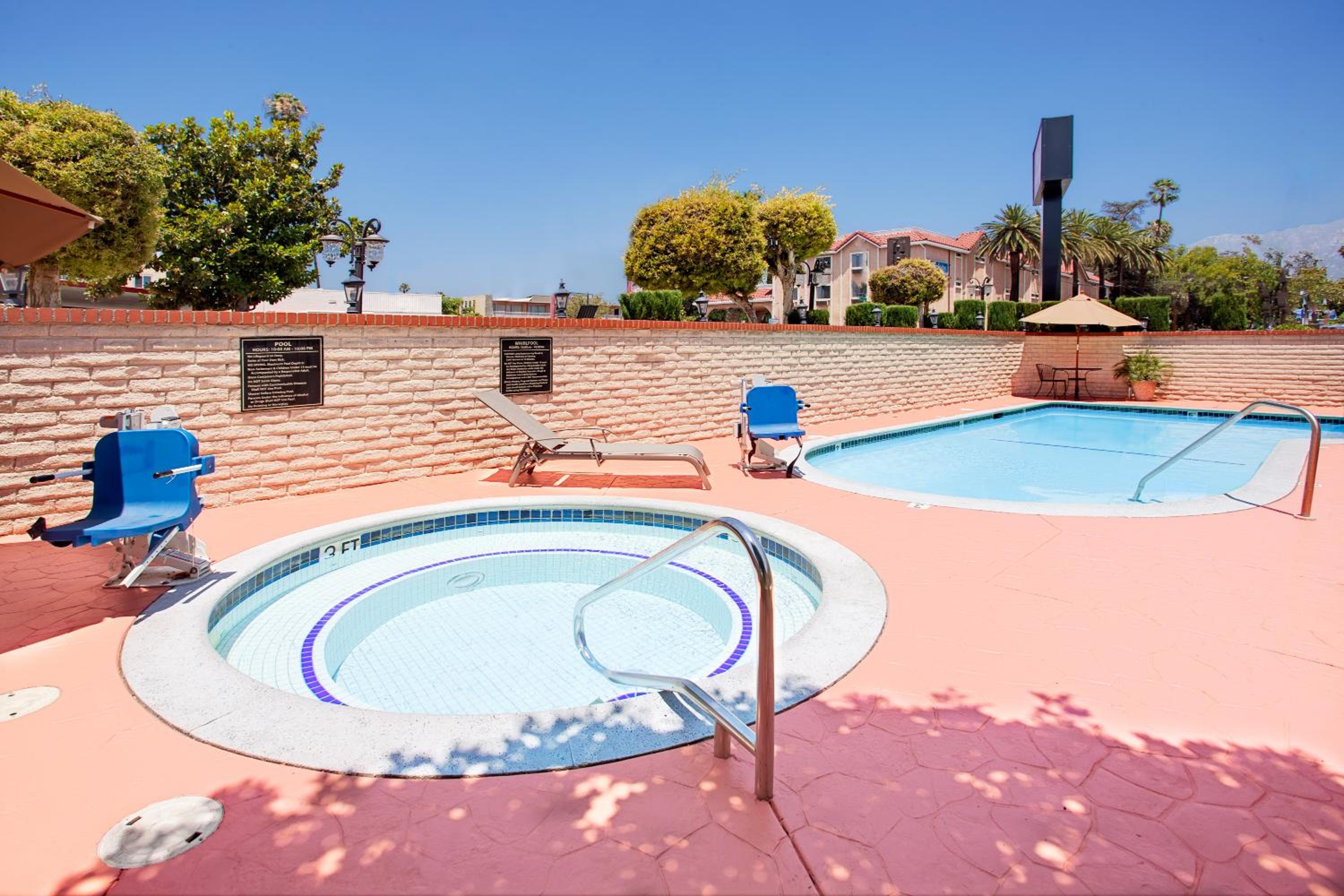 Фото Ramada by Wyndham Pasadena