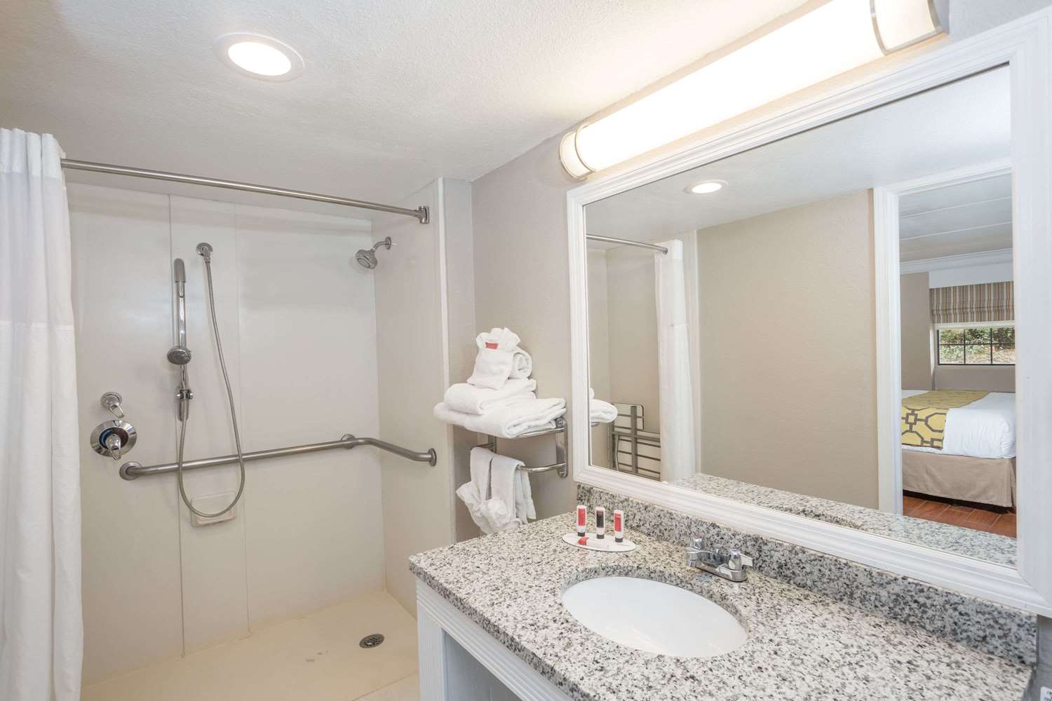 Фото Casa Bella Inn & Suites