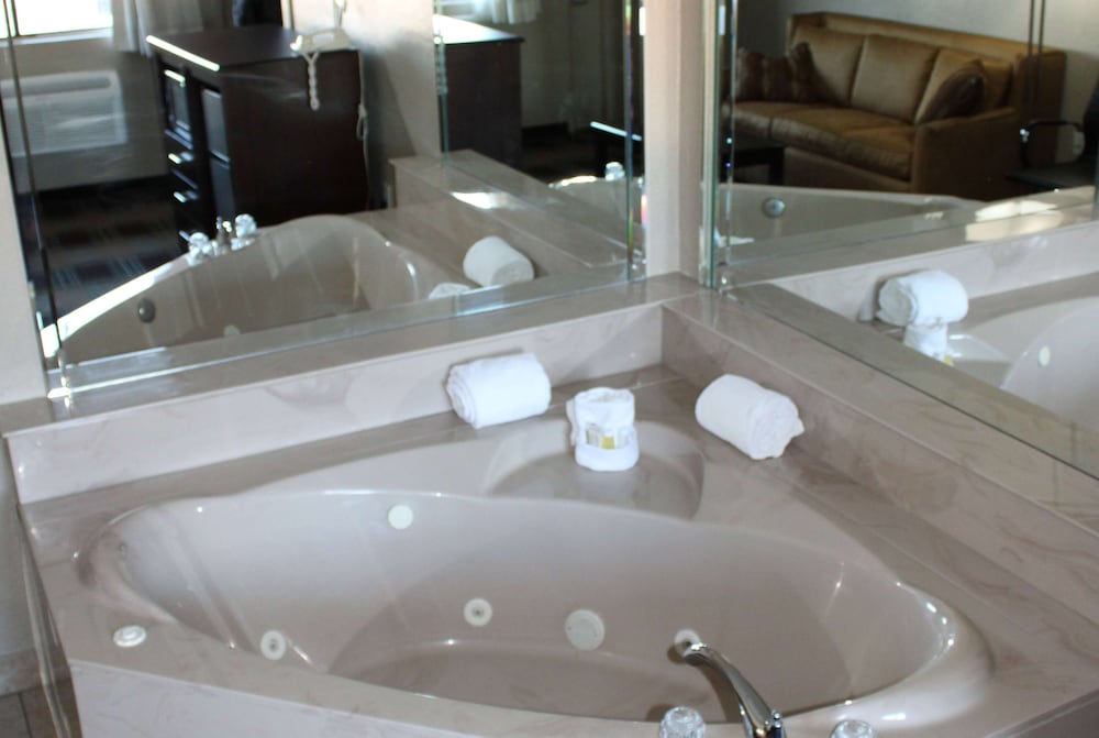 Фото Days Inn & Suites by Wyndham Springfield on I-44