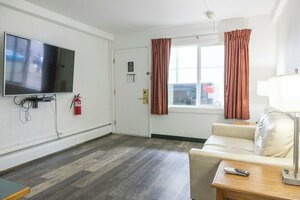 Гостиница The Driftwood Hotel