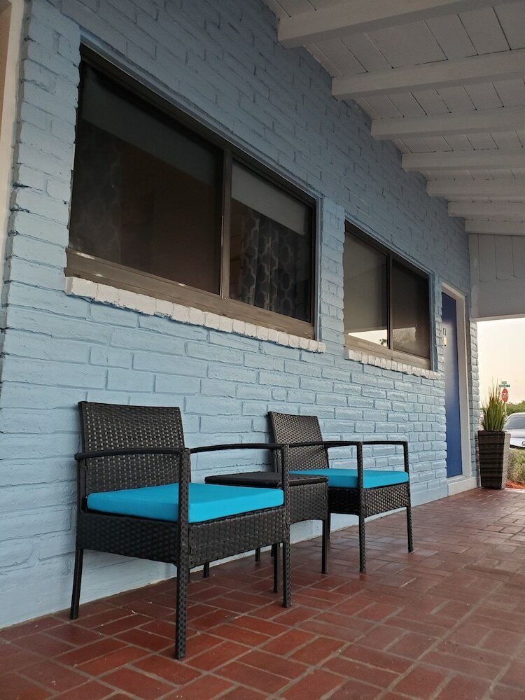 Фото Hollywood Gardens Inn & Suites